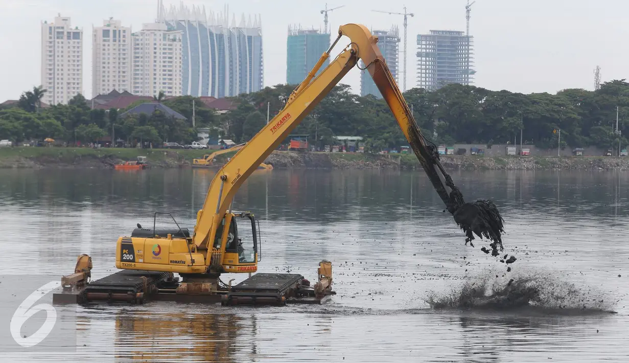 Alat berat mengeruk lumpur dan sampah yang mengendap di Waduk Pluit, Jakarta, Rabu (30/11). Pengerukan dilakukan untuk mengantisipasi banjir, seiring dengan datangnya musim hujan. (Liputan6.com/Immanuel Antonius)