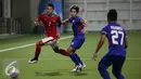Bek timnas Indonesia U-23, Vava Mario Yagalo (kiri) berusaha melewati kawalan dua pemain Filipina di penyisihan Grup A Sea Games 2015 di Stadion Jalan Besar, Singapura, Selasa (9/6/2015). Indonesia unggul 2-0. (Liputan6.com/Helmi Fithriansyah)