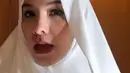 Menurutnya, keunggulan lain dari gamis ini adalah tidak memerlukan ciput. Desainnya menyatu dengan baik sehingga tetap nyaman dipakai tanpa membuat wajah terlihat lebih bulat. Selain itu, penggunaannya pun praktis karena tidak membutuhkan tambahan aksesori agar terlihat rapi. (Liputan6.com/IG/@annisayudhoyono)