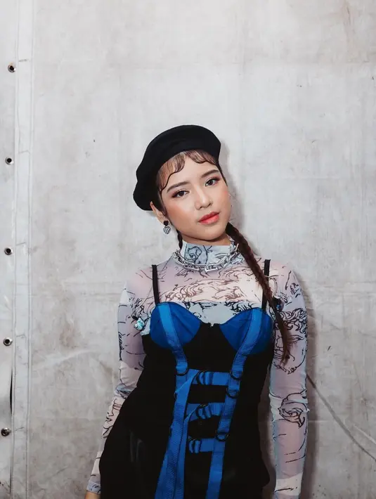 Kini aura bintang makin terpancar dari Tiara Andini. Pelantun lagu Usai itu sukses menjadi penyanyi hits Tanah Air. Selain itu, Tiara Andini juga melebarkan sayap menjadi presenter.
(Liputan6.com/IG/@tiaraandini)