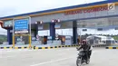 Warga menggunakan motor melintasi gerbang tol Cigombong I, Kab Bogor, Jabar, usai diresmikan, Sabtu (1/12). Tol Ciawi-Sukabumi memiliki total panjang 54 Km dibagi menjadi empat seksi, antara lain Seksi I Ciawi-Cigombong. (Liputan6.com/Helmi Fithriansyah)