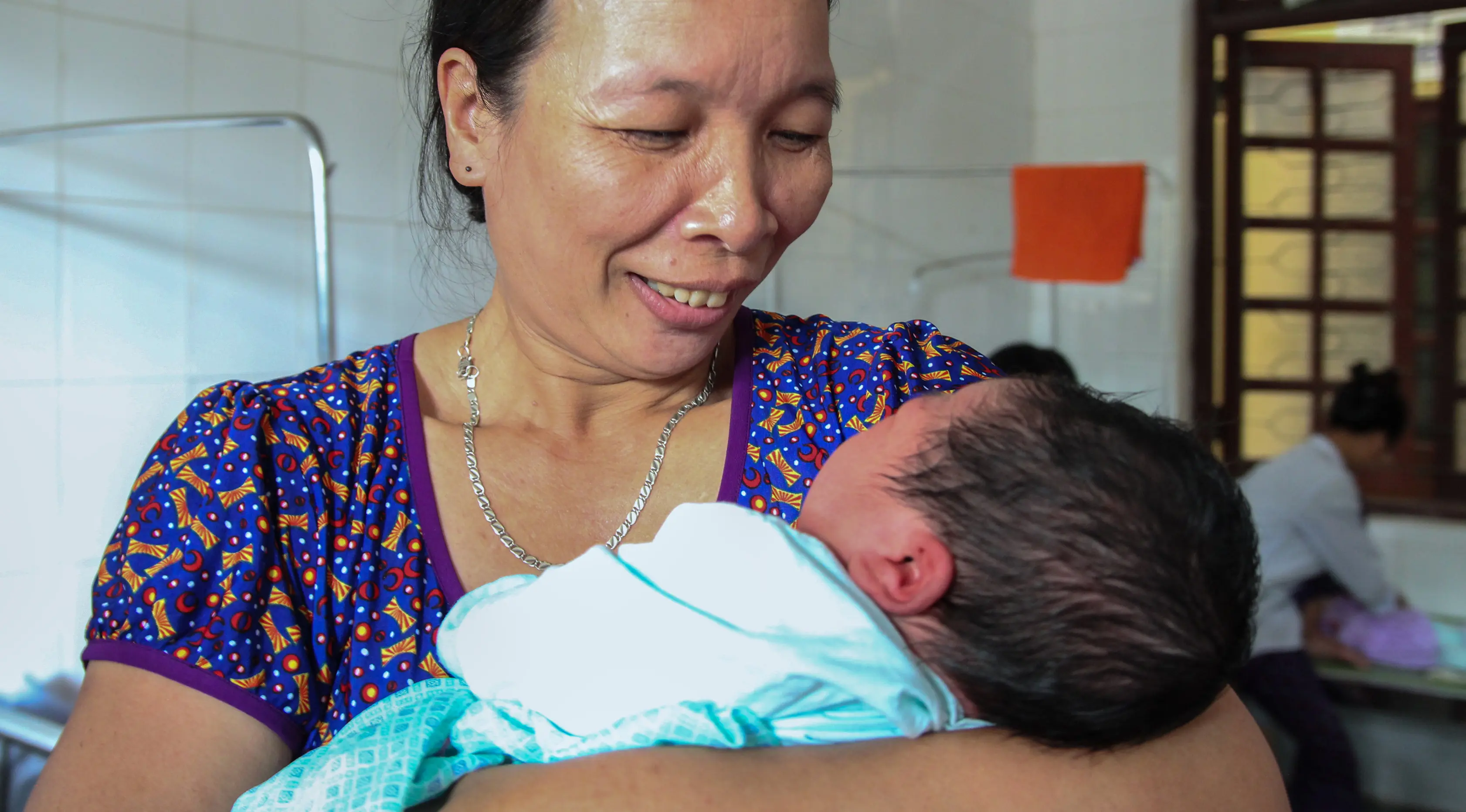 Vu Thi Thu menggendong cucunya, Tran Tien Quoc di pusat kesehatan Vinh Tuong, provinsi Vinh Phuc, Vietnam, Minggu (15/10). Bayi yang lahir dengan berat 7,1 kilogram itu pun menjadi bayi terberat di negara Asia Tenggara. (LE PHUONG/AFP)