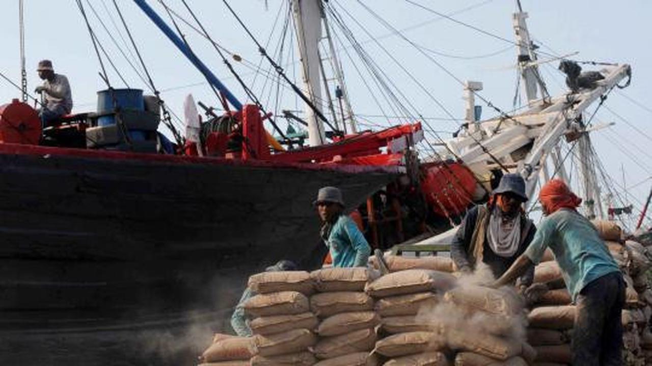 Aktivitas bongkar muat di Pelabuhan Pelindo II Jakarta