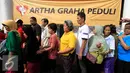 Warga mengantre untuk mendapat sembako dan daging murah di kawasan Pegangsaan, Jakarta Pusat, Rabu (29/6). Paket sembako berisi beras 2 kg, gula 1 kg, minyak goreng 1 liter dan 3 bungkus mie instan. (Liputan6.com/Angga Yuniar)