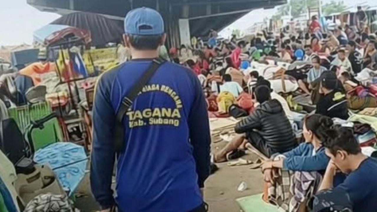 Banjir Pantura Subang: Ratusan Warga Mengungsi di Kolong Jembatan