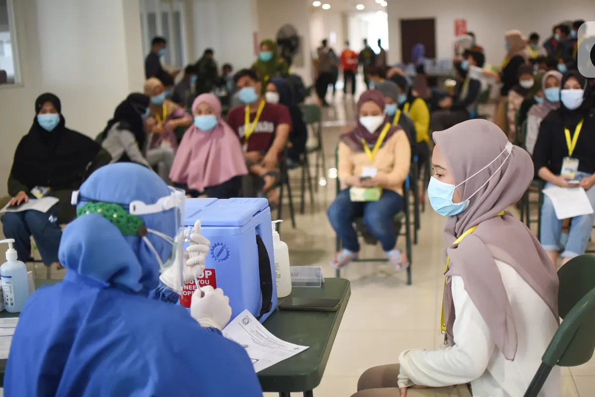 Ribuan Tenaga Kesehatan Jalani Vaksinasi di Rumah Sakit Darurat Covid-19 Wisma Atlet Kemayoran