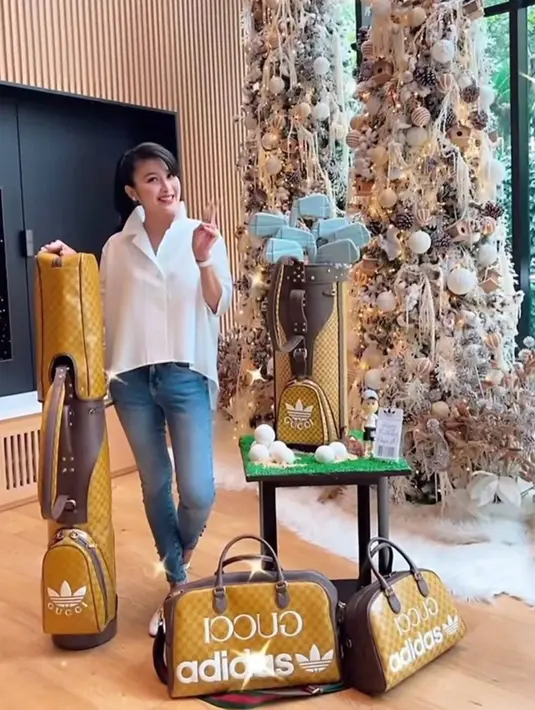 Dalam potret ini banyak sekali bagian yang mencuri perhatian, baik itu tas golf mewah hingga dua pohon natal bertema rustik, banyak pula yang menyoroti kue ulang tahunnya dari suami Sandra Dewi. Hampir mirip seperti asline, kue ulang tahun ini tidak bakal disadari bila tidak melihat dengan cermat melalui foto. (Liputan6.com/IG/@sandradewi88)