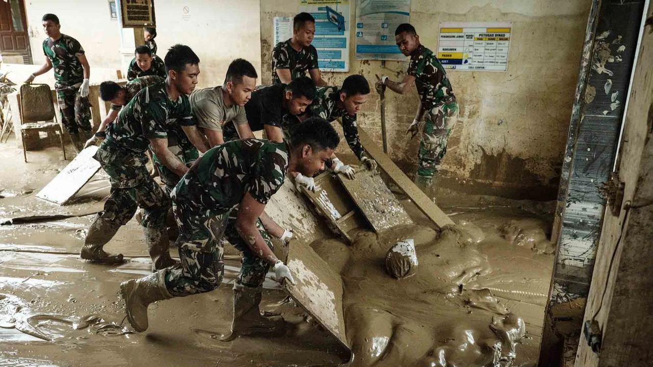 FOTO: Prajurit TNI AD Berjibaku Bersihkan Lumpur Tebal di RSUD Aceh Tamiang