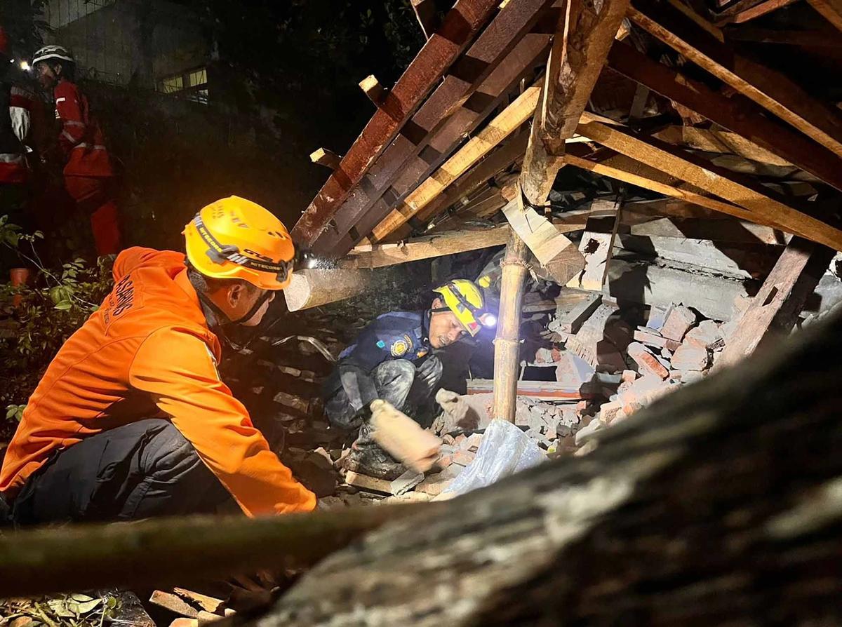 FOTO: Duka di Majenang, Longsor Telan Dua Nyawa & 21 Warga Masih Hilang