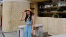 Set vest warna biru cerah dipadukan dengan boater hat sempurna untuk OOTD liburan ke Bali. [Instagram/febbyrastanty]