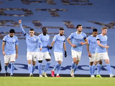 Pemain Manchester City Riyad Mahrez (tengah) merayakan dengan rekan satu tim usai mencetak gol ke gawang Burnley pada pertandingan Liga Premier Inggris di Etihad Stadium, Manchester, Inggris, Sabtu (28/11/2020). Manchester City membantai Burnley 5-0. (Laurence Griffiths/Pool via AP)