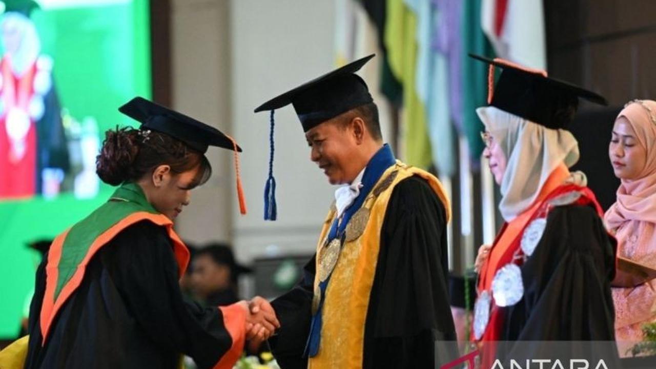 Rektor USU Dorong Lulusan Perkuat Adaptasi Dunia Kerja Hadapi Tantangan Global