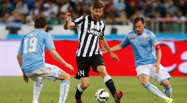 Duel panas terjadi di final Coppa Italia antara Lazio melawan Juventus di Olimpico Roma, Italia, Rabu (20/5/2015). Juventus menang 2-1 atas Lazio. (Reuters/Giampiero Sposito)