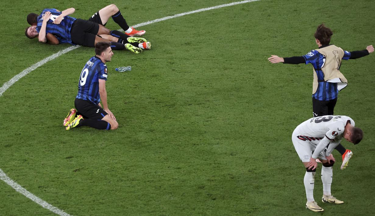 Pemain Atalanta merayakan kemenangan atas Bayer Leverkusen pada laga final Liga Europa 2023/2024 yang berlangsung di Dublin Arena, Irlandia, Kamis (23/05/2024) dini hari WIB. (AP Photo/Peter Morrison)