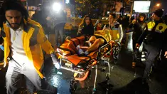 Korban terluka akibat penembakan di kelab malam di evakuasi tim medis di Istanbul, Turki (1/1). Aksi penembakan brutal dilaporkan terjadi di sebuah kelab malam di Istanbul, selama perayaan malam Tahun Baru. (Murat Ergin/Ihlas News Agency via Reuters)