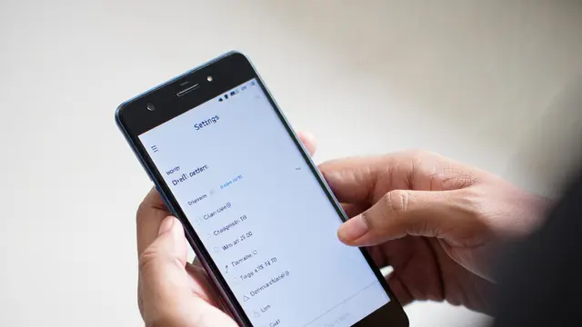 Cara Hapus Cache HP Android dan iPhone (Foto: AI)