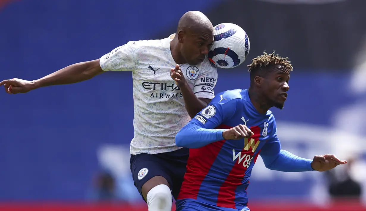 Gelandang Manchester City, Fernandinho (kiri) berebut bola dengan striker Crystal Palace, Wilfried Zaha dalam laga lanjutan Liga Inggris 2020/2021 pekan ke-34 di Selhurst Park, London, Sabtu (1/5/2021). Manchester City menang 2-0 atas Crystal Palace. (AP/Catherine Ivill/Pool)