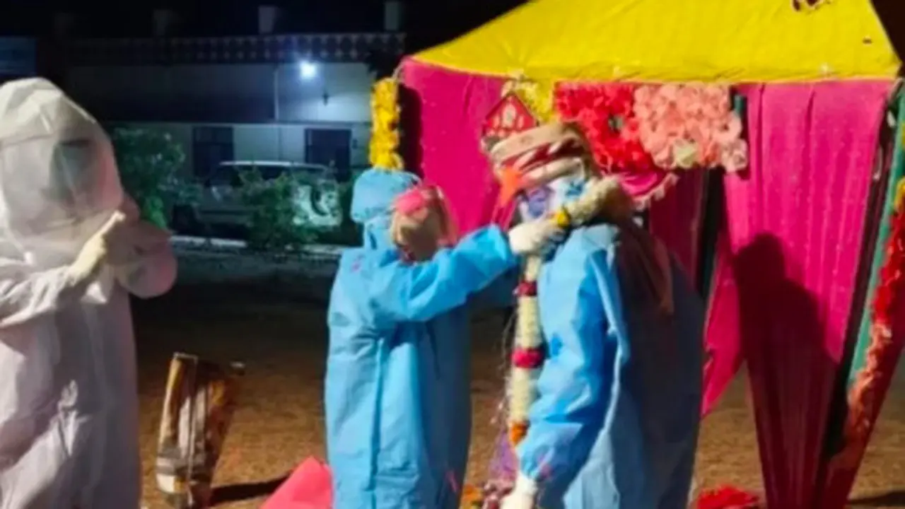 Dinyatakan Positif Covid-19 di Hari Pernikahannya, Pasangan Ini Nekat Nikah Pakai APD