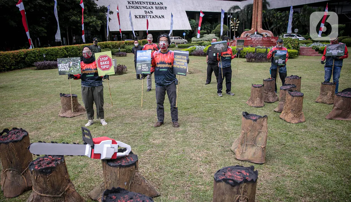 Sejumlah orang yang tergabung dalam Greenpeace menggelar aksi di Kementerian LHK, Jakarta, Kamis (8/4/2021). Mereka menentang rencanan perusakan Hutan Papua yang masih ada di dalam areal perkebunan yang belum dirusak bisa dikembalikan kepada masyarakat adat Papua. (Liputan6.com/Faizal Fanani)