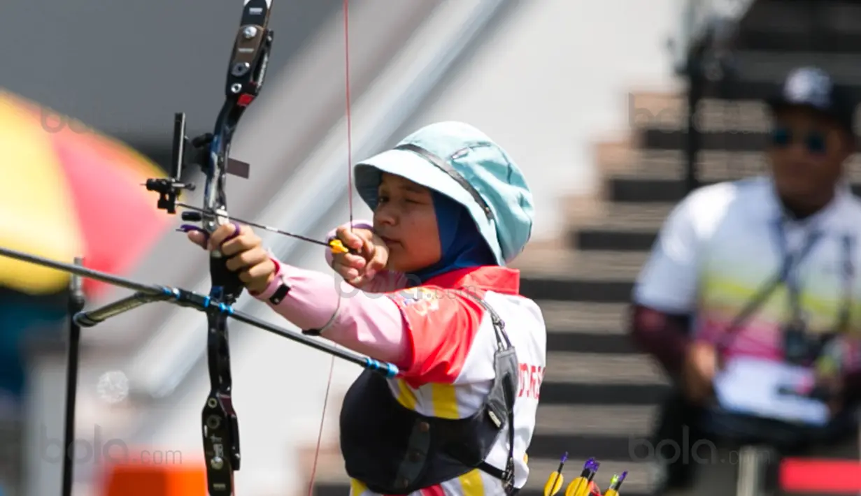 Aksi pepanah Putri Indonesia, Linda Lestari pada nomor beregu recurve di MSN Archery Centre, Kuala Lumpur, Malaysia, Selasa (21/8). Indonesia kalah dari Malaysia dengan skor 1-5. (Bola.com/Liputan6/Faizal Fanani)