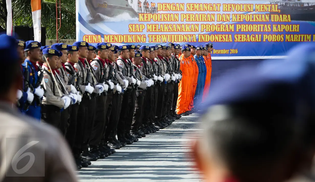 Puluhan anggota polisi air dan udara mengikuti upacara peringatan HUT Kepolisian Perairan dan Udara (Pol Airud) yang ke-66 di Jakarta, Kamis (1/12). Upacara tersebut dipimpin oleh Wakapolri Komjen Pol. Syafruddin. (Liputan6.com/Faizal Fanani)