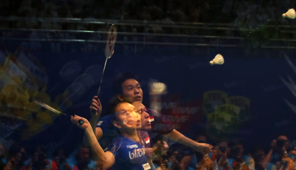 Aksi Hendra Setiawan yang melakukan smash kearah  lawannya pada laga Indonesia Open 2016 di Istrora Senayan, Jakarta, Rabu (1/6/2016). (Bola.com/Nicklas Hanoatubun)
