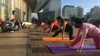 Yoga Pertama, Dea Ananda Berani Lakukan Pose Hand Stand