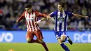 Pemain Deportivo Coruna Pedro Mosquera (kanan) berebut bola dengan pemain Atletico Madrid Angel Correa pada lanjutan La Liga Spanyol di Stadion Riazor, Sabtu (30/10/2015) dini hari. Atletico bermain imbang 1-1. (REUTERS/Miguel Vidal)