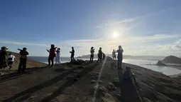 Suasana di atas Bukit Seger, Lombok, yang menjadi spot menarik menyaksikan balapan di Sirkuit Mandalika, Jumat (11/8/2023). (Bola.com/Iqri Widya)