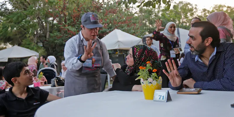 Semangat Anak-Anak Down Syndrome Jadi Pelayan Kafe di Suriah