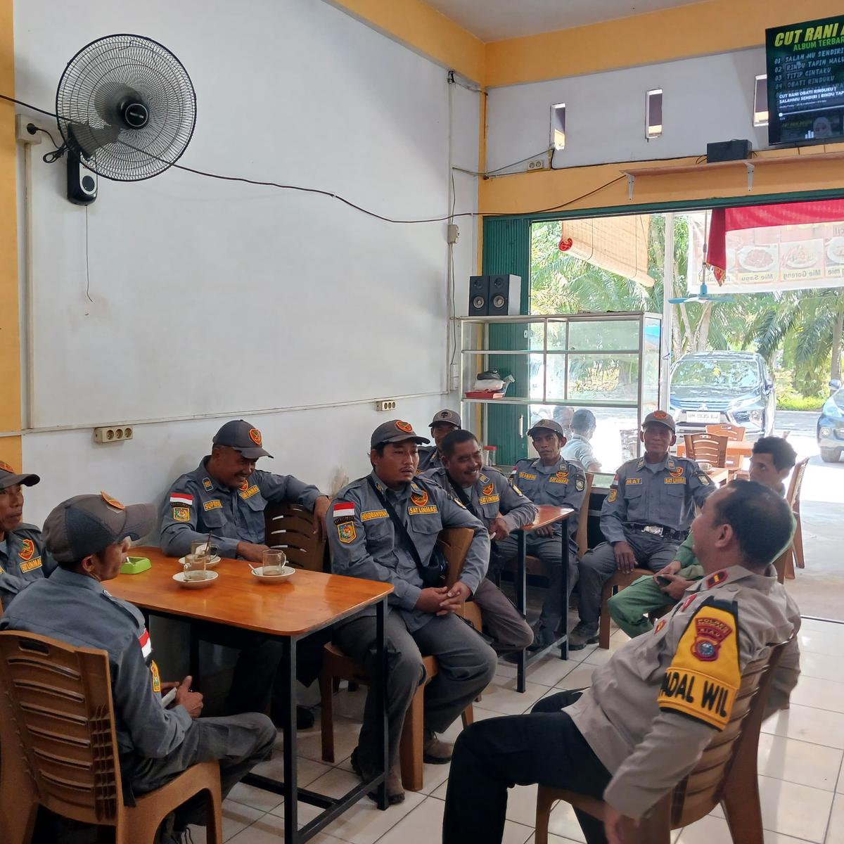 Kapolsek Siak Kecil, Bengkalis Ngupi Bareng Linmas