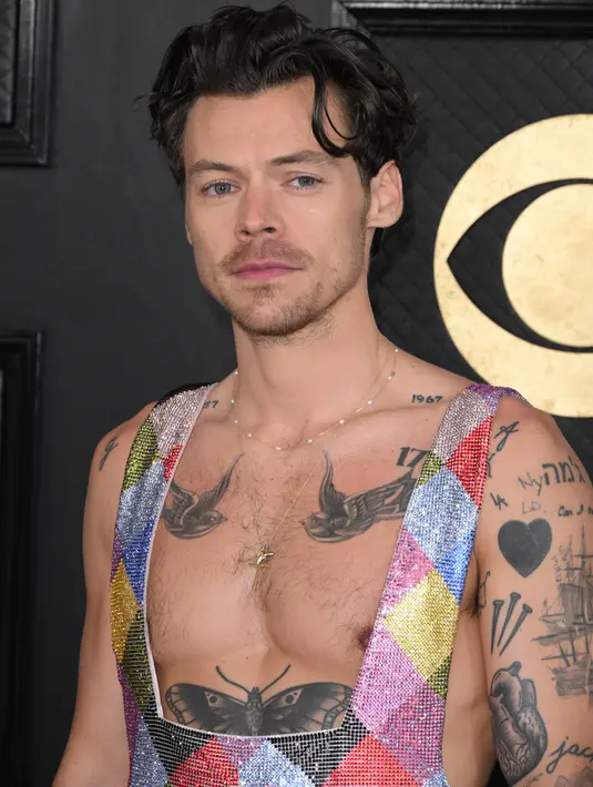 Musisi Harry Styles berpose di red carpet saat tiba untuk ajang Grammy Awards 2023 di Crypto.com Arena, Los Angeles, AS, Minggu Malam (6/2/2023) waktu setempat. Kali ini, Harry Styles masuk beberapa nominasi seperti Best Engineered Album, Non-Classical, Record of the Year, Album of the Year, hingga Best Music Video. (Photo by Robyn BECK / AFP)