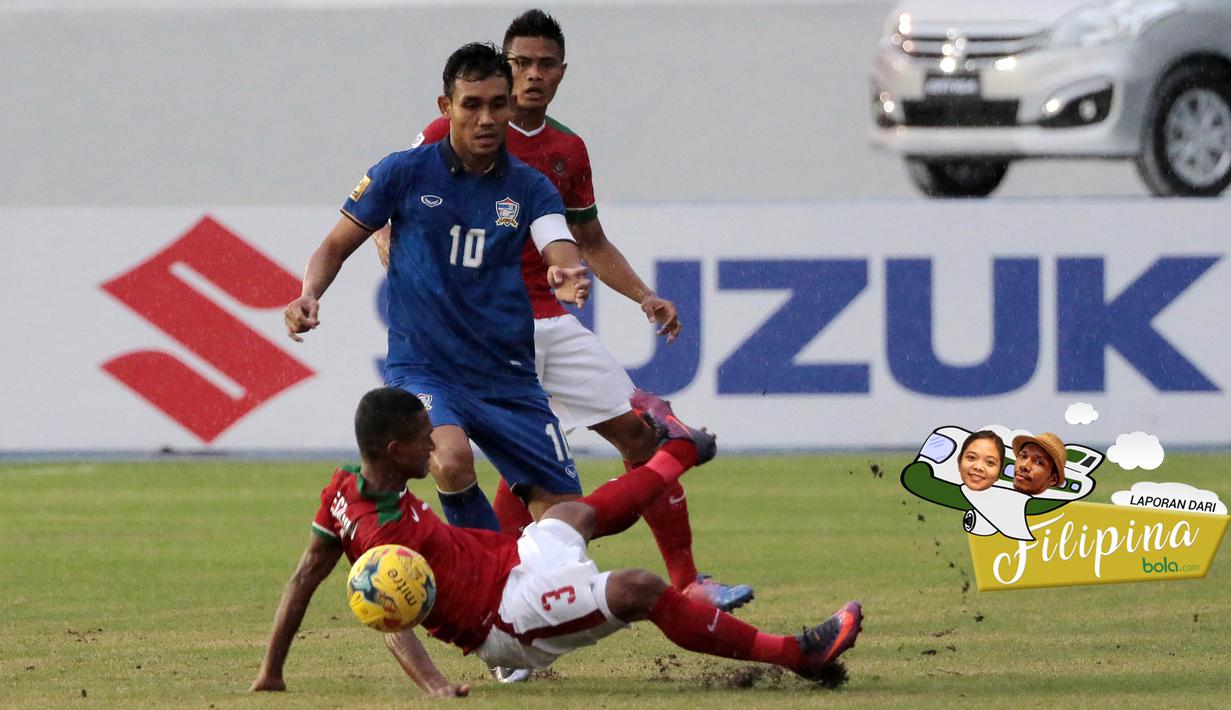 Striker Thailand, Teerasil Dangda, dijatuhkan pemain Indonesia, Abduh Lestaluhu, pada laga Piala AFF 2016 di Philippine Sports Stadium, Filipina, Sabtu (19/11/2016). Hingga babak pertama usai Indonesia masih tertinggal 0-2. (Bola.com/Nicklas Hanoatubun)