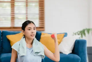 Jika ingin olahraga terasa lebih menyenangkan, mengikuti kelas olahraga bisa menjadi solusi. Beberapa kelas yang umumnya termasuk intensitas rendah adalah yoga pemula, pilates dasar, dan water aerobics. (foto/dok: freepik/tirachardz)