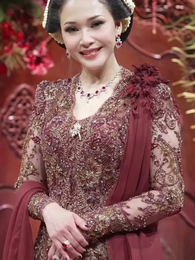 Potret Maia Estianty saat Akad Nikah El Syifa dengan Perhiasan Set Red Ruby yang Memukau