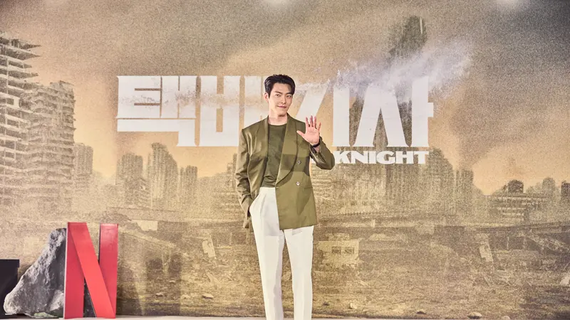 Kim Woo Bin dalam konferensi pers drakor Black Knight. (Netflix)