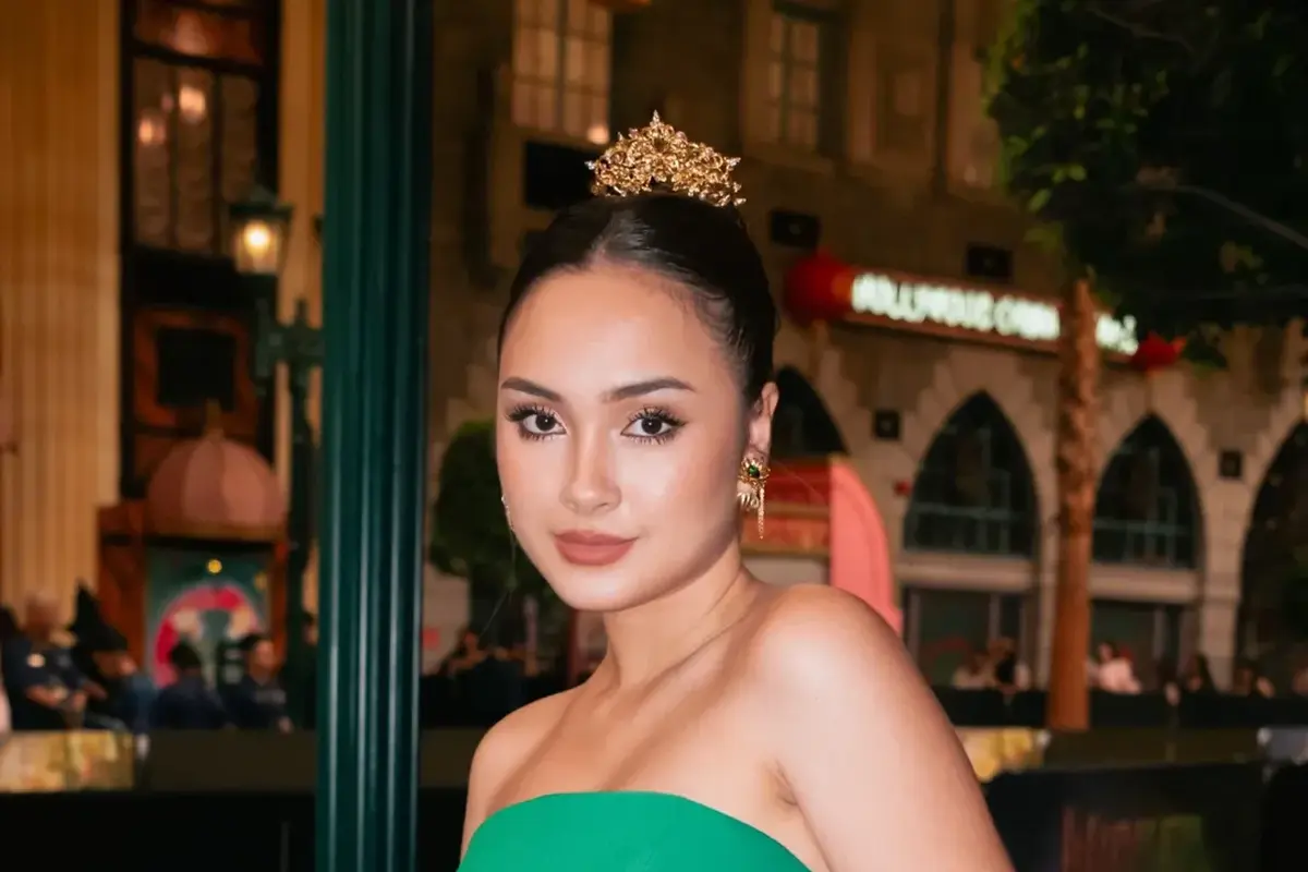 Caitlin Halderman Tampil Bak Elphaba di Premiere Wicked: For Good Singapura, Memukau dalam Gaun Peggy Hartanto