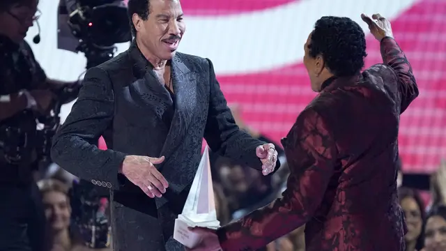 Lionel Richie Raih Penghargaan di American Music Awards 2022