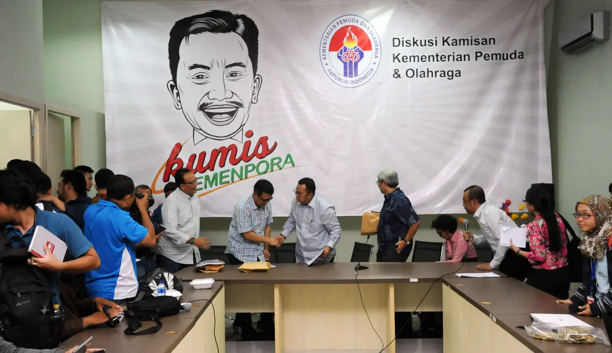 Mantan Wakapolri, Oegroseno (kedua kiri) bersalaman dengan Alfitra Salam usai jumpa pers berakhirnya masa tugas tim sembilan di Jakarta, Rabu (6/5/2015). Tugas tim sembilan berakhir pada 30 April lalu. (Liputan6.com/Helmi Fithriansyah)
