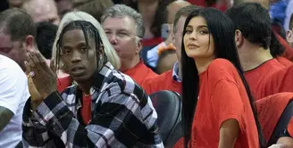 Sejak kelahiran Stormi Webster, Kylie Jenner dan Travis Scott pun mengasuh si mungkil dengan telaten. Mereka berdua kini tengah berdansa di atas kebahagian. (Entertainment Tonight)