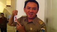 Ahok Pamer Kartu PNS Terbaru, Bisa Narik Uang di ATM