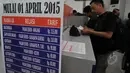Pengumuman kenaikan harga tiket terpampang di Stasiun Pasar Senen, Jakarta, Jumat (13/3/2015). PT KAI akan menaikkan harga tiket per 1 April 2015, kenaikan dipengaruhi oleh fluktuasi harga BBM. (Liputan6.com/Johan Tallo)