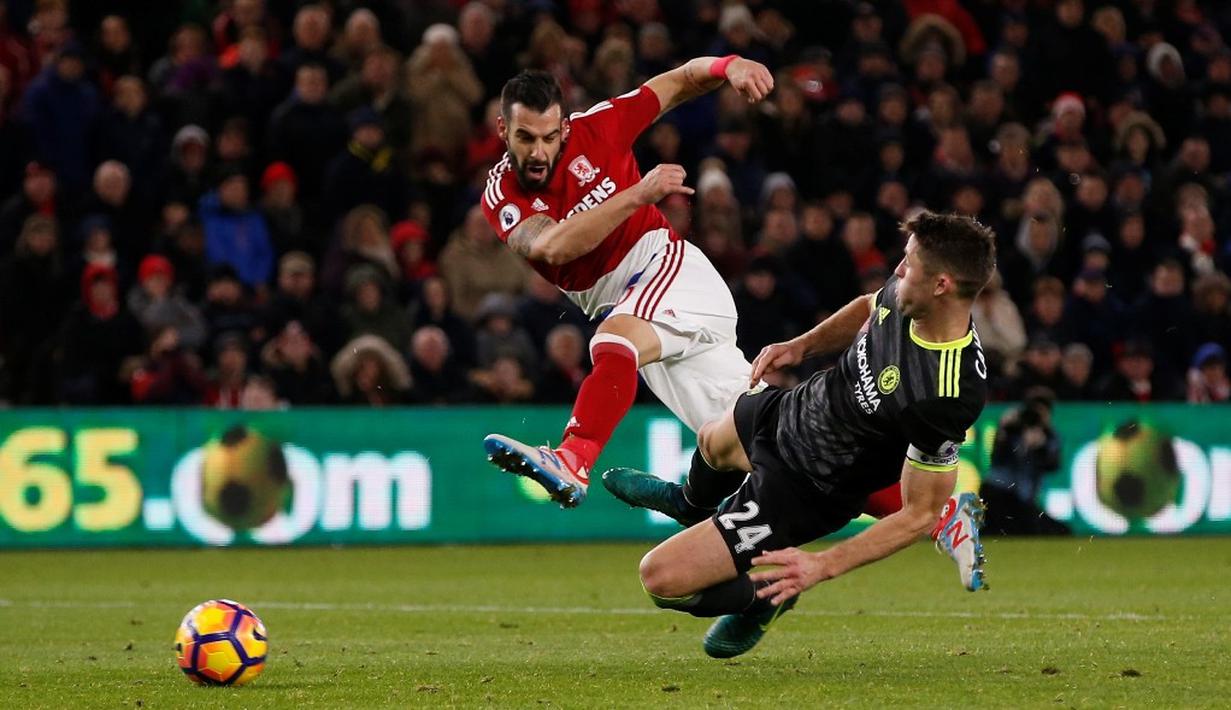 Usaha striker Middlesbrough, Alvaro Negredo, mencetak gol coba dihalangi pemain Chelsea dalam lanjutan Premier League di Stadion Riverside, Middlesbrough, Minggu (20/11/2016). (Reuters/Andrew Yates)