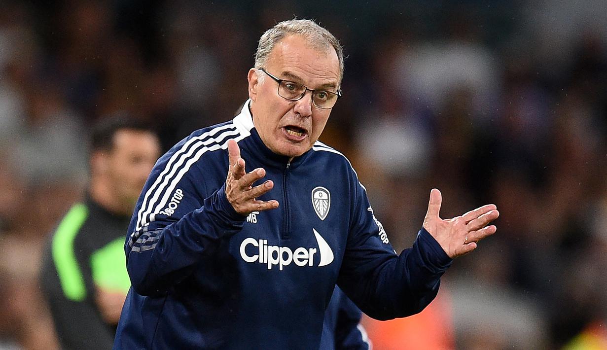 Marcelo Bielsa. Pelatih asal Argentina berusia 66 tahun ini kini menjalani musim keempatnya bersama Leeds United di Liga Inggris. Empat tim besar, Bilbao, Marseille, Lazio dan Lille pernah dibesutnya sejak melakukan debut manajerialnya bersama Newell's Old Boys pada Juli 1990. (AFP/Oli Scarff)