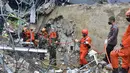 Tim penyelamat mencari korban di reruntuhan gedung pemerintah yang runtuh saat gempa bumi di Mamuju, Sulawesi Barat, Jumat (15/1/2021). Jaringan listrik di wilayah itu juga dilaporkan mengalami pemadaman. (AP Photo/Daus Thobelulu)