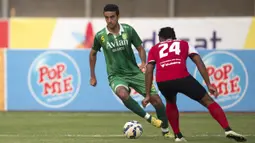 Pemain Persebaya United, Otavio Dutra berusaha melewati pemain Persiba, Septihadi pada laga Piala Presiden di Stadion Si Jalak Harupat, Bandung, Kamis (10/9/2015). Persebaya United berhasil menang 4-1. (Bola.com/Vitalis Yogi Trisna)