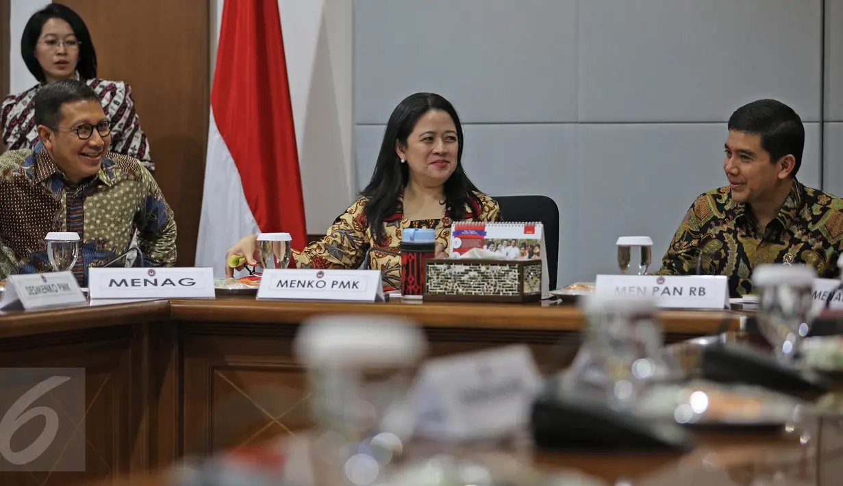 (ki-ka) Menag  Lukman Hakim, Menteri PMK Puan Maharani, Menpan RB Yuddy Chrisnandi berbincang saat acara penetapan Libur Nasional dan Cuti Bersama tahun 2017 di Jakarta, (14/4). (Liputan6.com/Faizal Fanani)