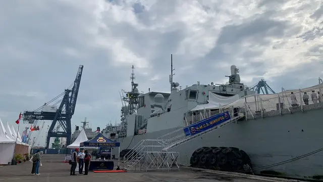 Kapal Kanada Her Majesty's Canadian Ship (HMCS) Winnipeg di Jakarta.