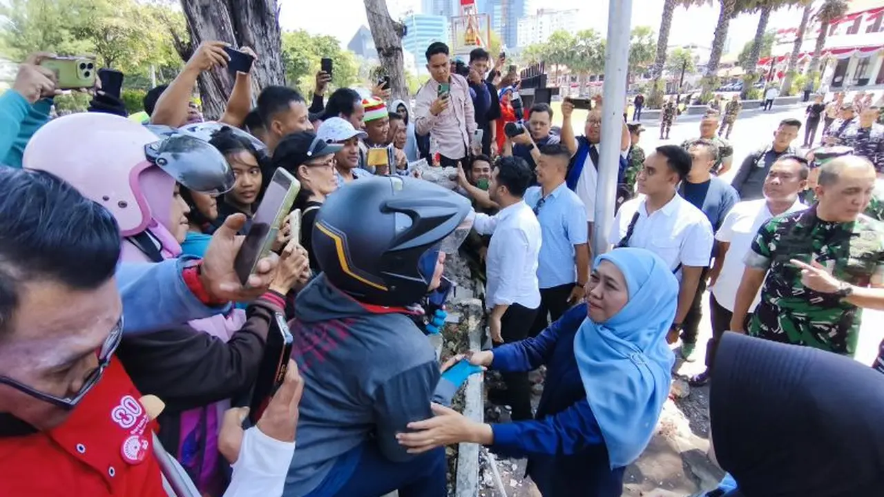 ubernur Jawa Timur Khofifah Indar Parawansa menemui warga yang menyaksikan kondisi Gedung Negara Grahadi Surabaya pasca terbakar