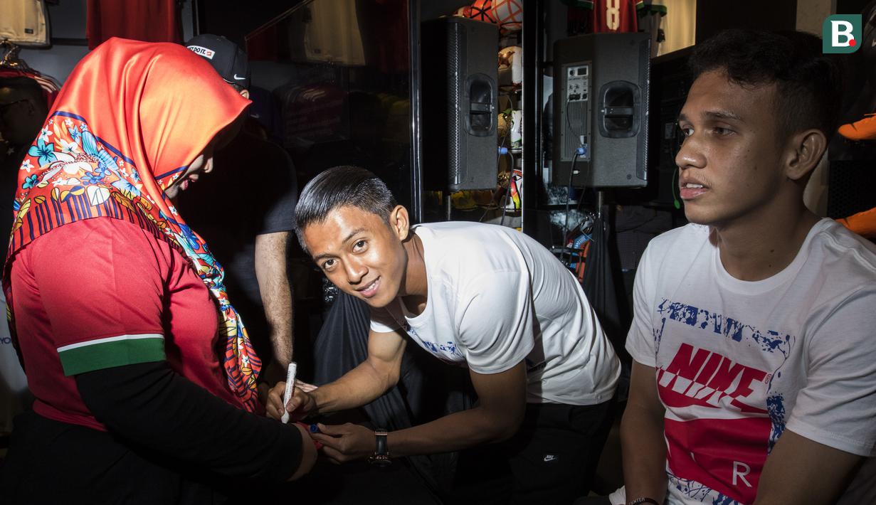 Pesepak bola, Febri Hariyadi memberi tanda tangan saat peluncuran Nike Born Mercurial 360 di Fisik Football, Jakarta, Rabu (7/3/2018). Nike merilis model terbaru Nike Mercurial Superfly dan Vapor 360. (Bola.com/Vitalis Yogi Trisna)